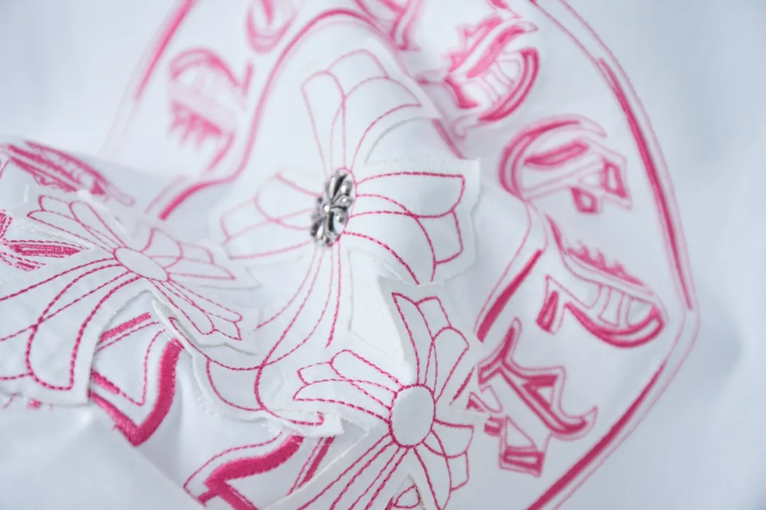 🅿️220 Ch*ome Hearte 25SS early spring new style, appliqué embroidered heart cross short sleeves, light luxury, essential item for daily commuting for men and women, correct version, welcome to compare, detailed features · 320g 100% pure cotton double yarn jersey fabric · Custom dyed in the same vat, special thickened 32 pieces double-strand 1X1 thread · Imported Tajima machine embroidery tatami embroidery ➕This cloth patch embroidery · Hand-stitched Croxin hardware accessories · Hand-made fraying of collar, cuffs and hem · Double-needle stitching across seams · Original main mark, washed tag, branded moisture-proof paper packaging Color: Black/White/Pink Size: S/M/L/XL